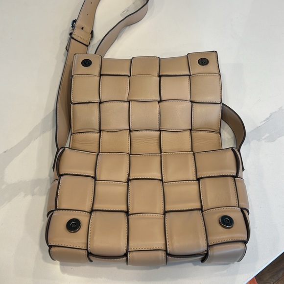 Sondra Robert’s Squared Beige Woven Leather Bag - Picture 5 of 7